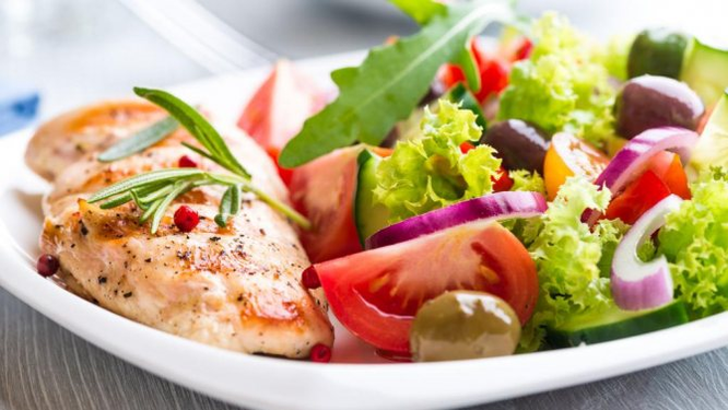 Gemüse- und Fischsalat auf Proteindiät