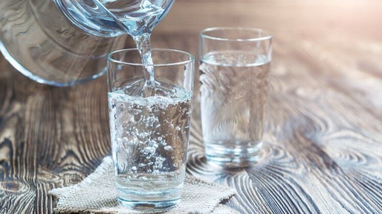 ein Glas Wasser für eine Diät zu trinken