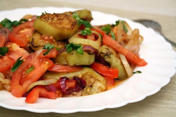 Die Maggi-Diät beinhaltet einen gesunden Salat aus Gemüse und gekochten Auberginen. 